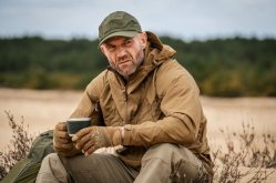 96090_kurtka-helikon-pilgrim-anorak-coyote-widok-w-terenie-przod-kaptur-detal.jpg